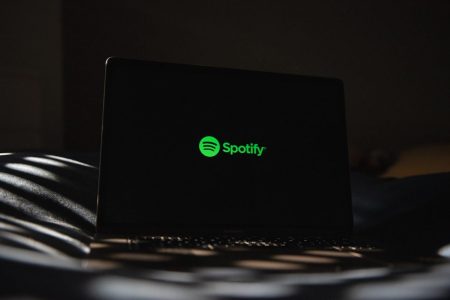 Το Spotify συνεργάζεται με δισκογραφικές εταιρείες για τη δημιουργία εργαλείων μουσικής «υπεύθυνης τεχνητής νοημοσύνης».