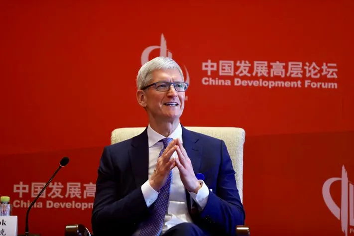 Ο Tim Cook υπόσχεται να ενισχύσει τις επενδύσεις στην Κίνα, παρά τις πιέσεις του Trump