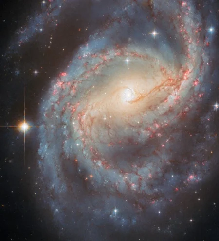 Το Hubble εντοπίζει ένα λαμπερό «δαχτυλίδι της φωτιάς» σε έναν μακρινό σπειροειδή γαλαξία