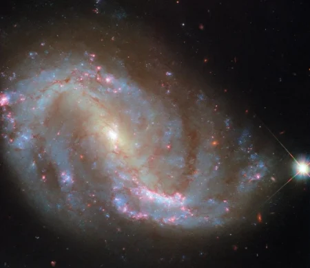 Το Hubble καταγράφει έναν εκθαμβωτικό σπειροειδή γαλαξία ζωντανό με γέννηση και καταστροφή
