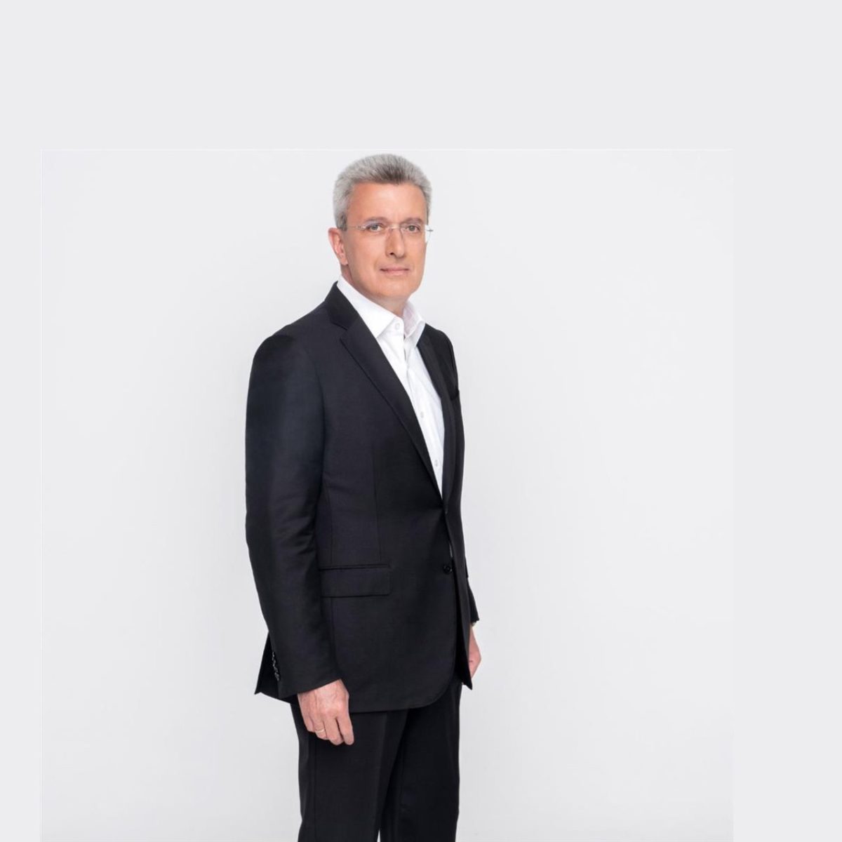 Ενώπιος Ενωπίω: Ο Αχιλλέας Μπέος καλεσμένος του Νίκου Χατζηνικολάου στην πρεμιέρα της εκπομπής –