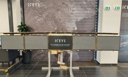 ICEYE: Δυο νέοι μικρο-δορυφόροι με ελληνικά χρώματα στο διάστημα – Ακολουθεί σμήνος