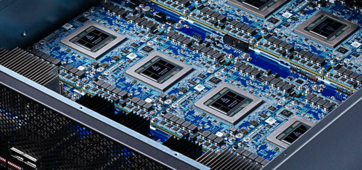 Πολλαπλοί επεξεργαστές με την ένδειξη Eight Bay Cuda Cores σε μια μητρική πλακέτα διακομιστή υπολογιστή.