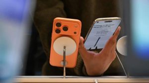 Η Apple προβλέπει ρεκόρ εσόδων για το Δεκέμβριο χάρη στη ζήτηση του iPhone 17