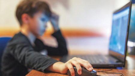 Η ΕΕ «κόβει» τα κοινωνικά δίκτυα στους ανήλικους κάτω των 13 ετών