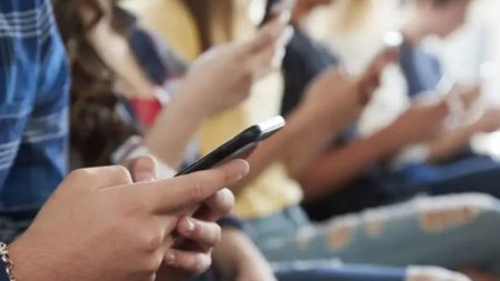 Οι Βρυξέλλες εντείνουν την πίεση στους κολοσσούς του διαδικτύου