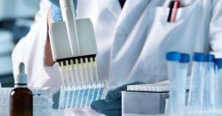 Ένα μικροσκοπικό πεπτίδιο μπορεί να «παγώσει» τις πρωτεΐνες του Πάρκινσον πριν γίνουν τοξικές