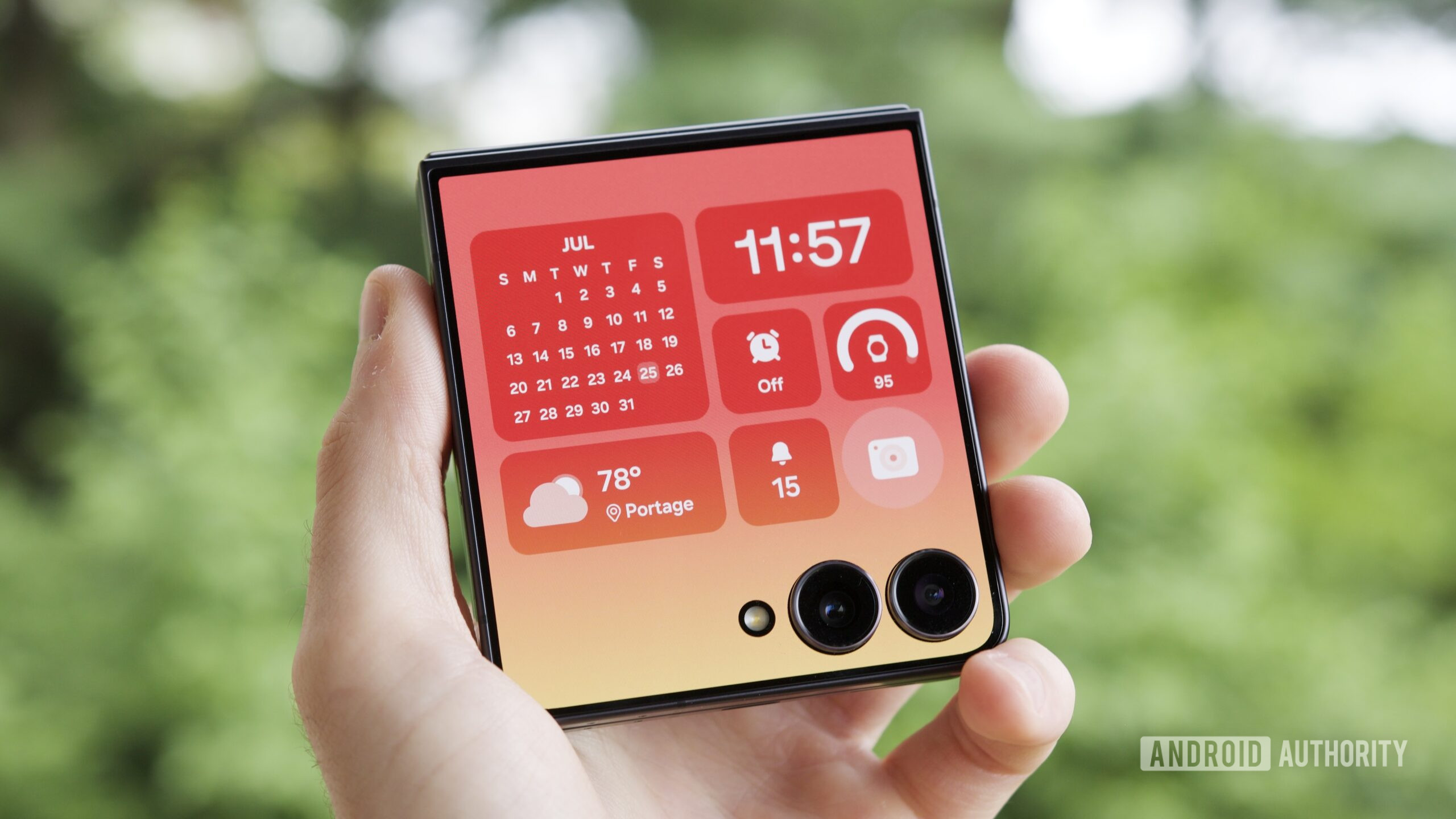 samsung galaxy z flip 7 cover screen hands on 6 Κάποιος κρατά ένα Galaxy Z Flip 7 με την οθόνη του εξωφύλλου ανοιχτή.