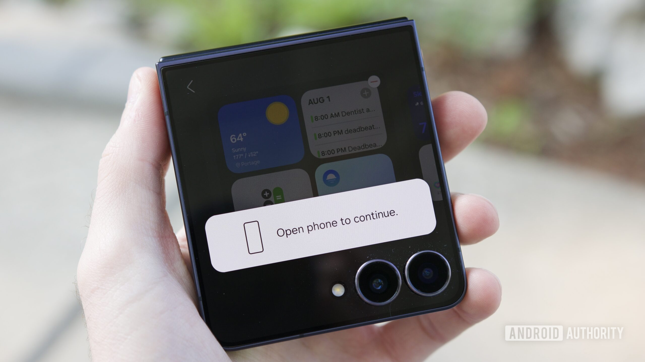 samsung galaxy z flip 7 κριτική 4 "Ανοίξτε το τηλέφωνο για να συνεχίσετε" εμφανίζεται στην οθόνη εξωφύλλου του Galaxy Z Flip 7.