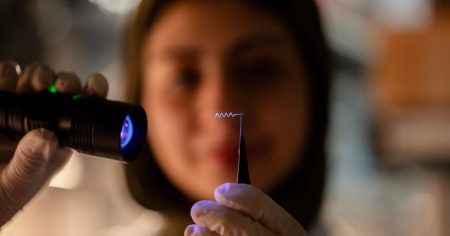 Ο εύκαμπτος «σωλήνας» που φέρνει επανάσταση στη χορήγηση φαρμάκων στον εγκέφαλο