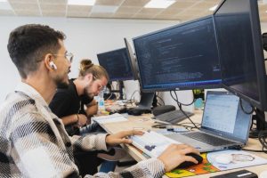 «Απώλεια για το μέλλον: Οι εταιρείες κλείνουν τις junior θέσεις και θέτουν σε κίνδυνο την ηγεσία του αύριο!»