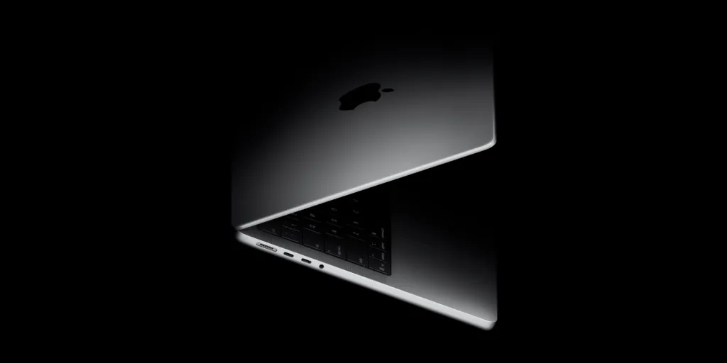 Πού βρίσκεστε στη συζήτηση για το MacBook Pro για «μη επαγγελματίες» | Χαμηλών τόνων φωτογραφία του M5 MacBook Pro