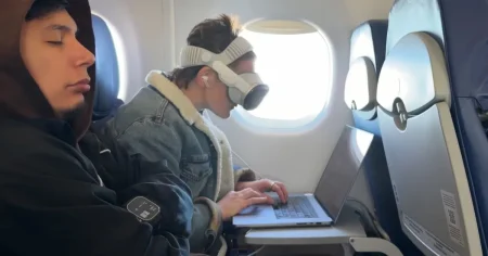 Η Becca Farsace έβαλε το Apple Vision Pro να αντικαταστήσει τις άλλες οθόνες της για ένα μήνα