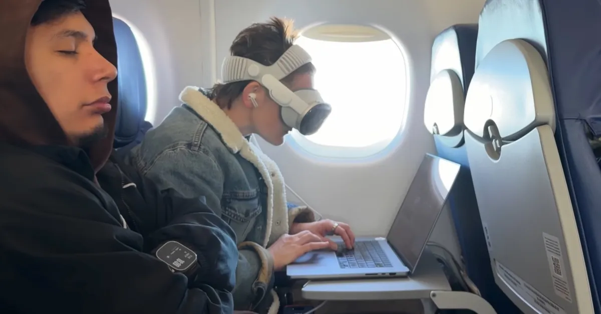 Η Becca Farsace έβαλε το Apple Vision Pro να αντικαταστήσει τις άλλες οθόνες της για ένα μήνα Η Becca Farsace έβαλε το Apple Vision Pro να αντικαταστήσει τις άλλες οθόνες της για ένα μήνα