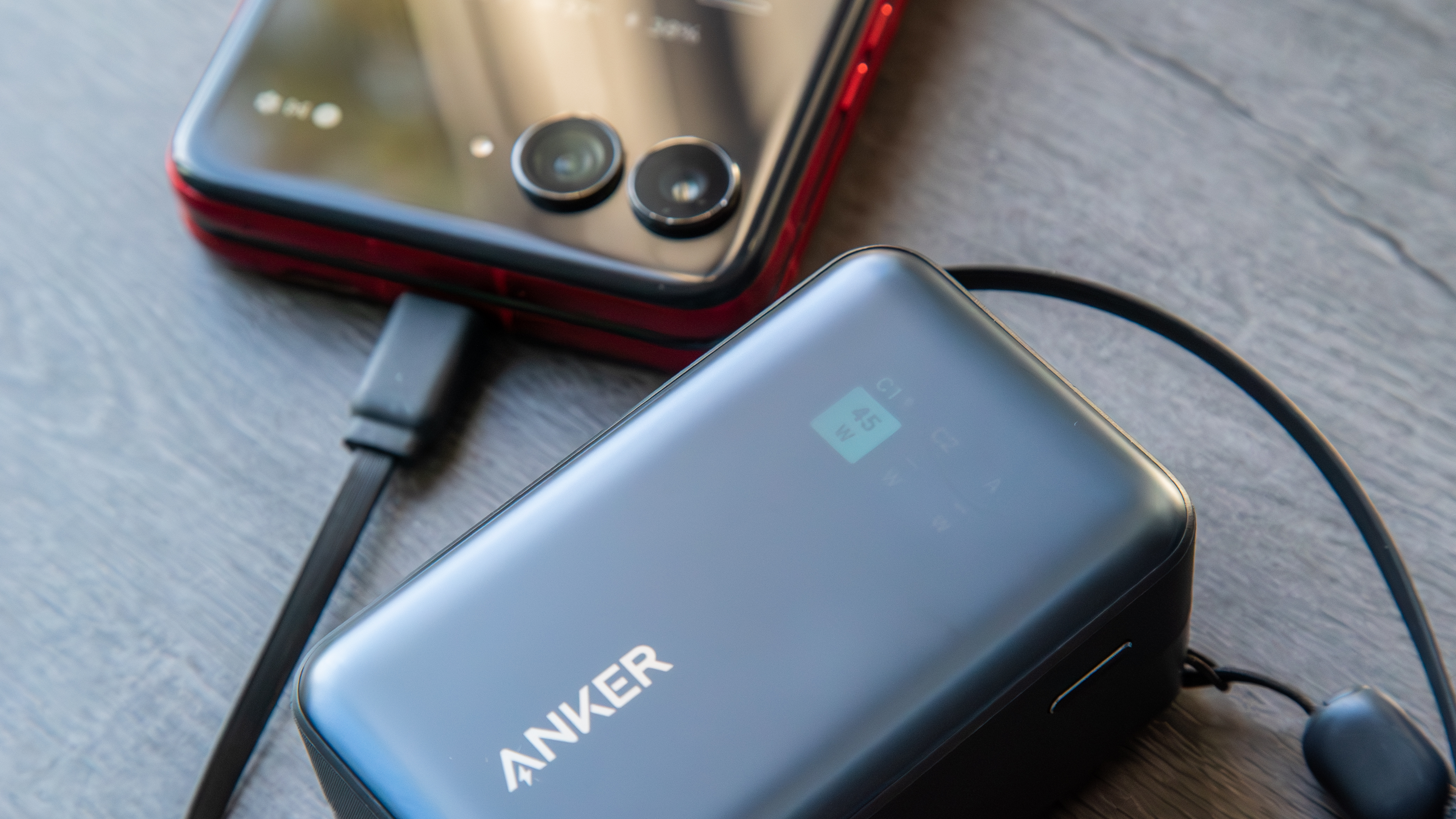 Το Anker Nano Power Bank (A1638) φορτίζει ένα Motorola Razr Ultra 2025