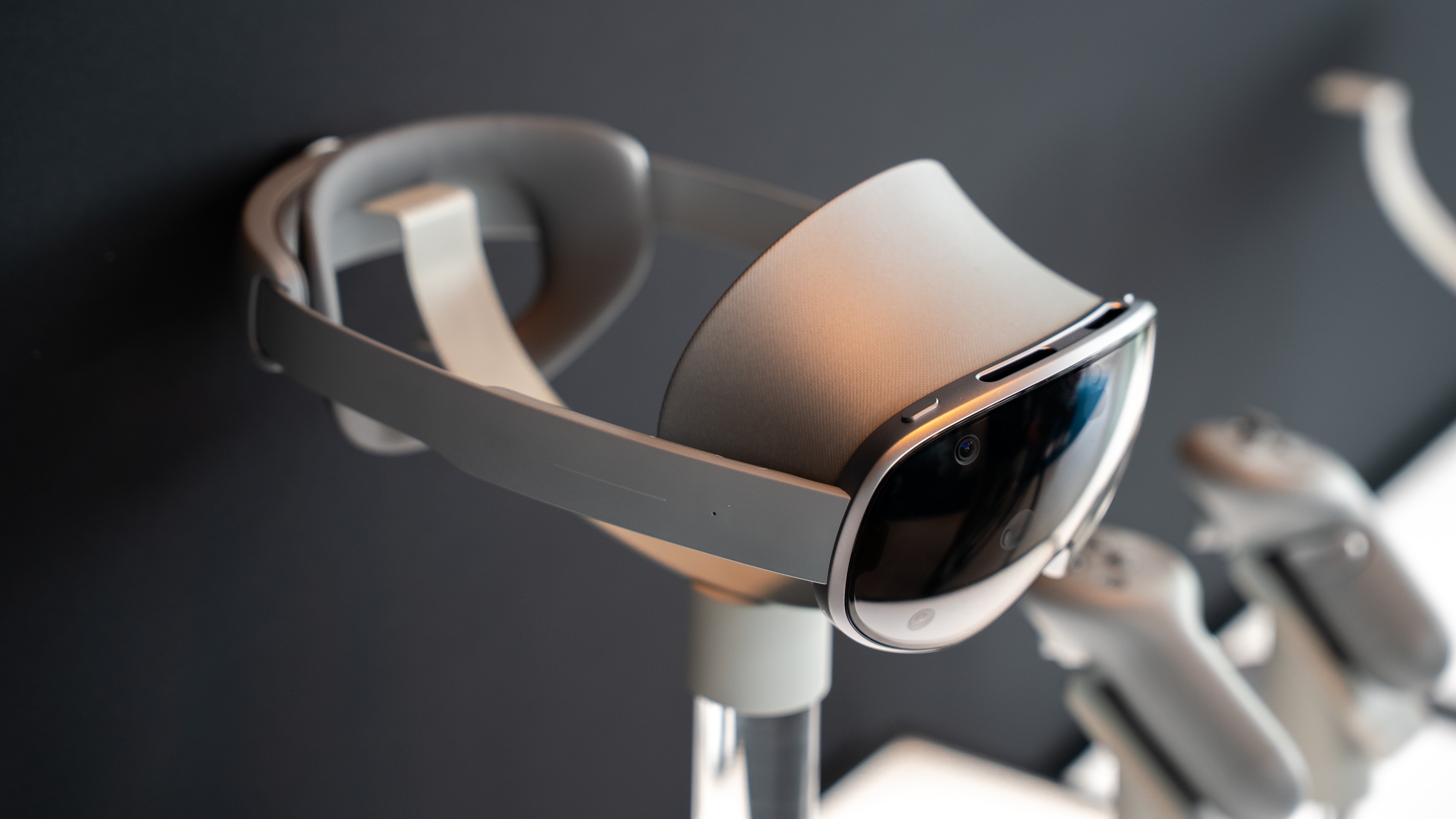 Μια φωτογραφία του Samsung Galaxy XR που κάθεται σε ένα βάθρο από γωνία από πάνω προς τα κάτω, δεξιά.