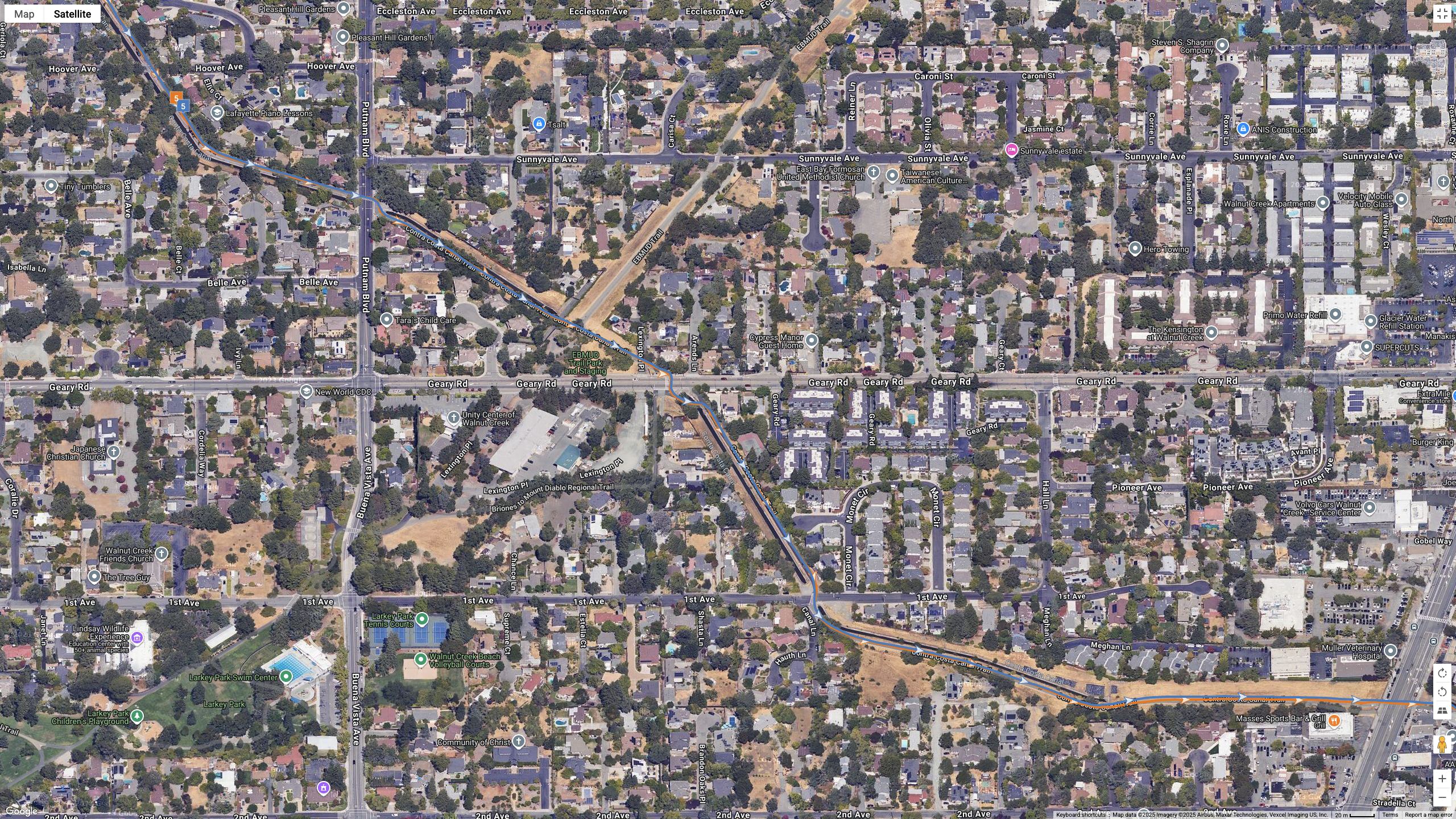 Μια δορυφορική εικόνα των Χαρτών Google που δείχνει πώς το COROS PACE 4 (μπλε γραμμή) συγκρίνεται με το Garmin Forerunner 970 (πορτοκαλί γραμμή) για ακρίβεια GPS διπλής συχνότητας για μια προαστιακή διαδρομή.