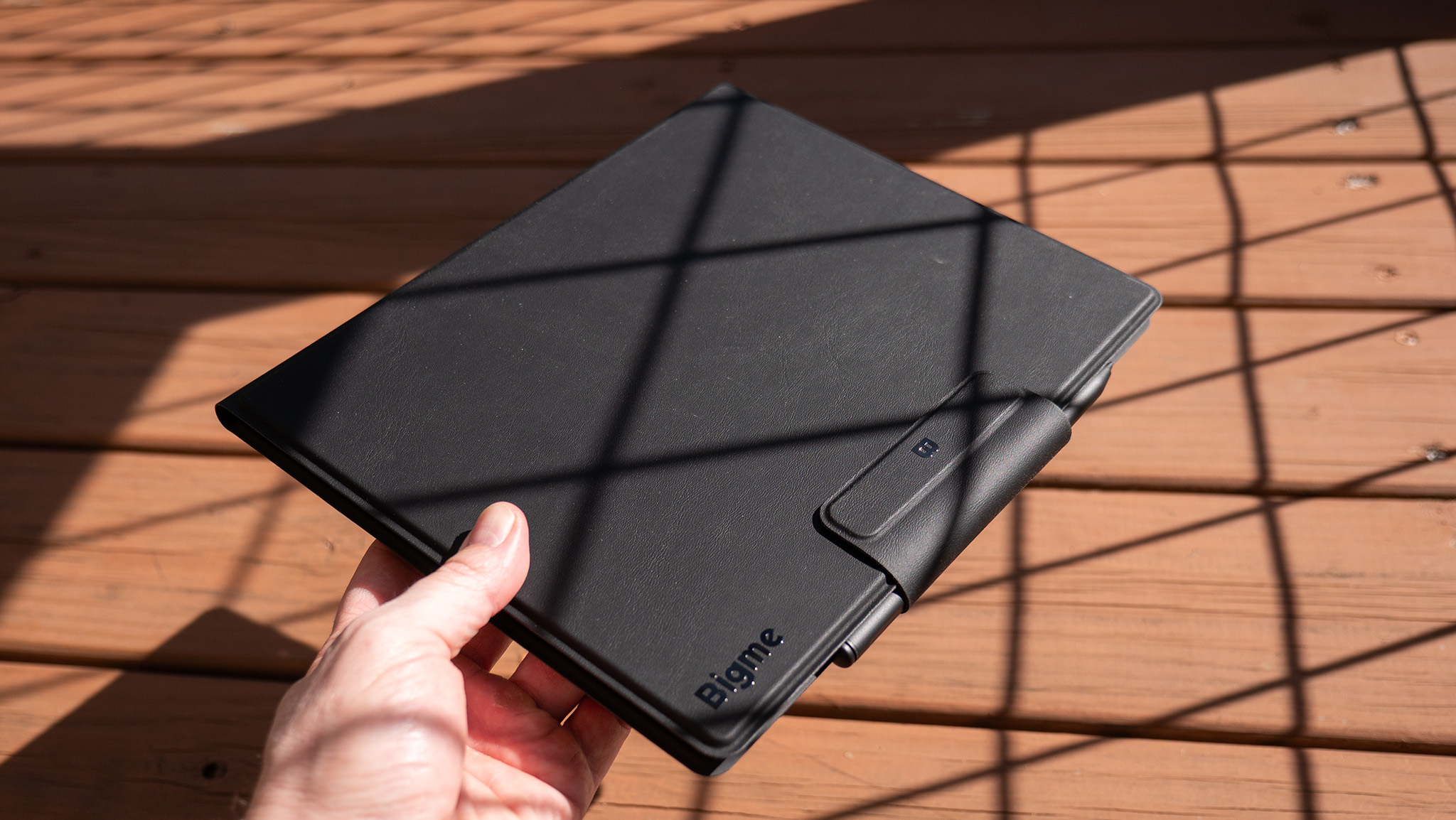 Το Bigme B1051C Pro στη θήκη του πληκτρολογίου του