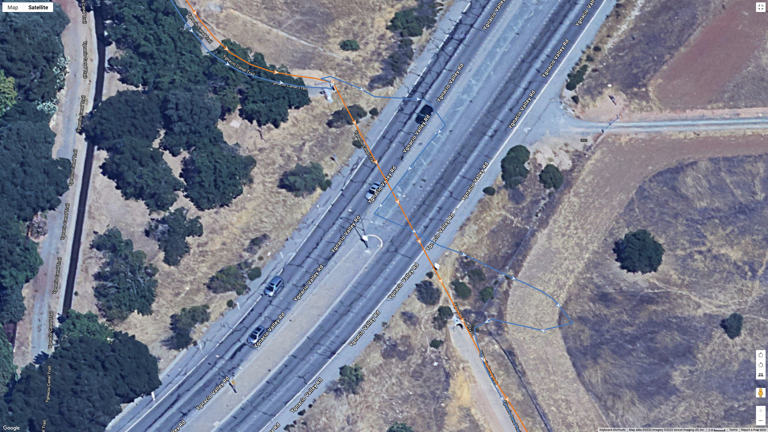 Μια δορυφορική εικόνα των Χαρτών Google που δείχνει πώς το COROS PACE 4 (πορτοκαλί γραμμή) συγκρίνεται με το Garmin Forerunner 970 (μπλε γραμμή) για ακρίβεια GPS διπλής συχνότητας για μια προαστιακή διαδρομή.