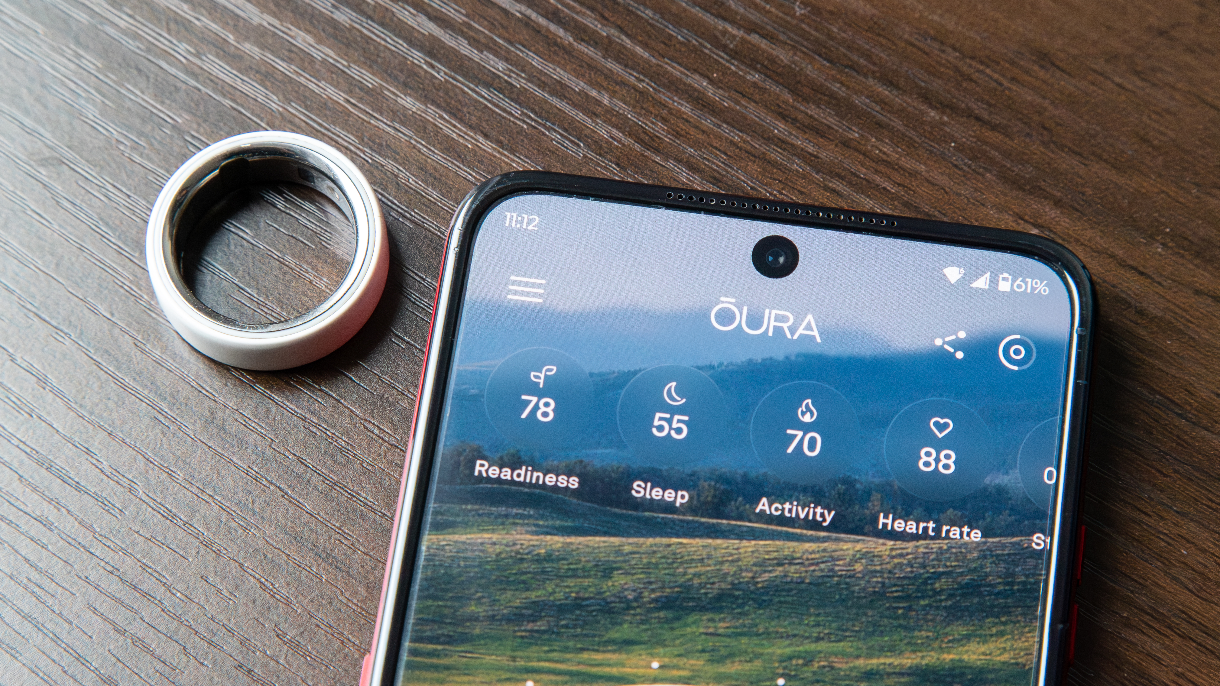 Oura Ring 4 Ceramic δίπλα στην εφαρμογή Oura