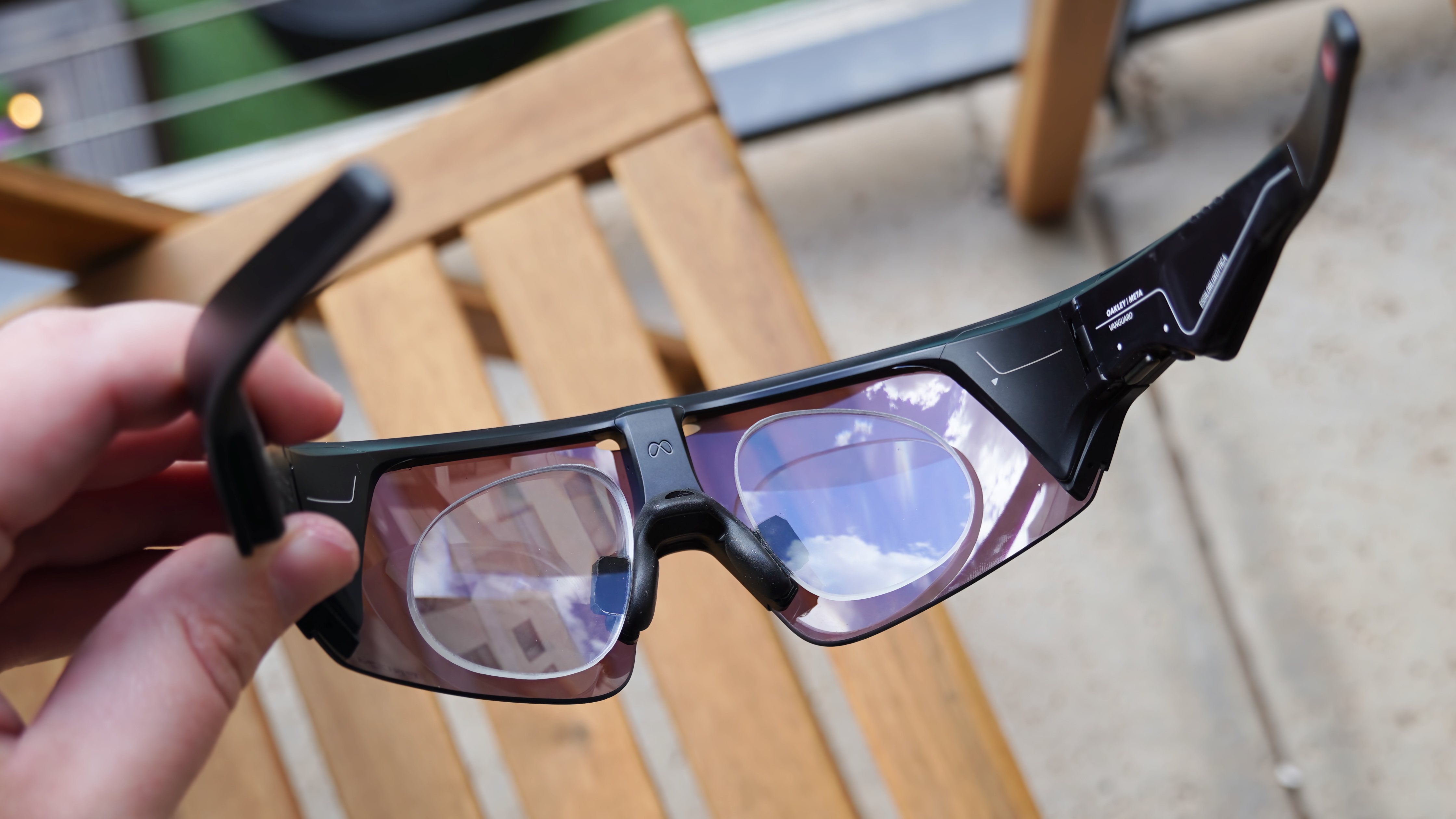 Έξυπνα γυαλιά Oakley Meta Vanguard με ένθετα συνταγής.