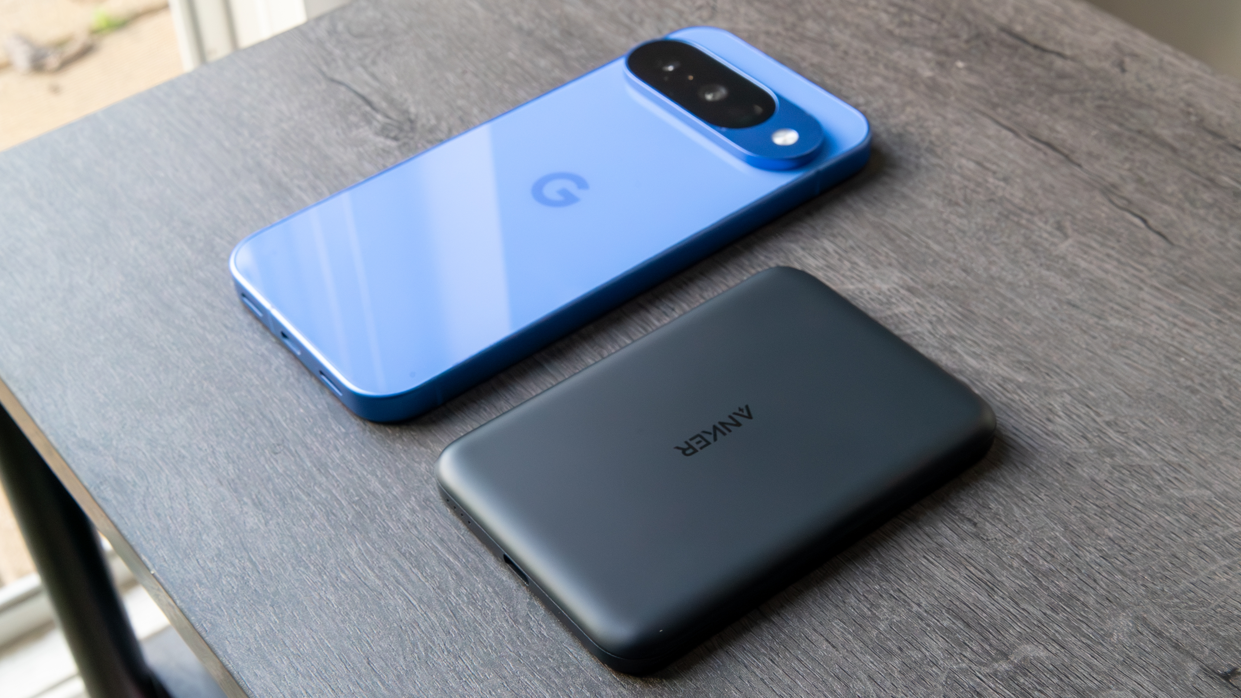 Το Anker MagGo Power Bank 5K δίπλα στο Pixel 10