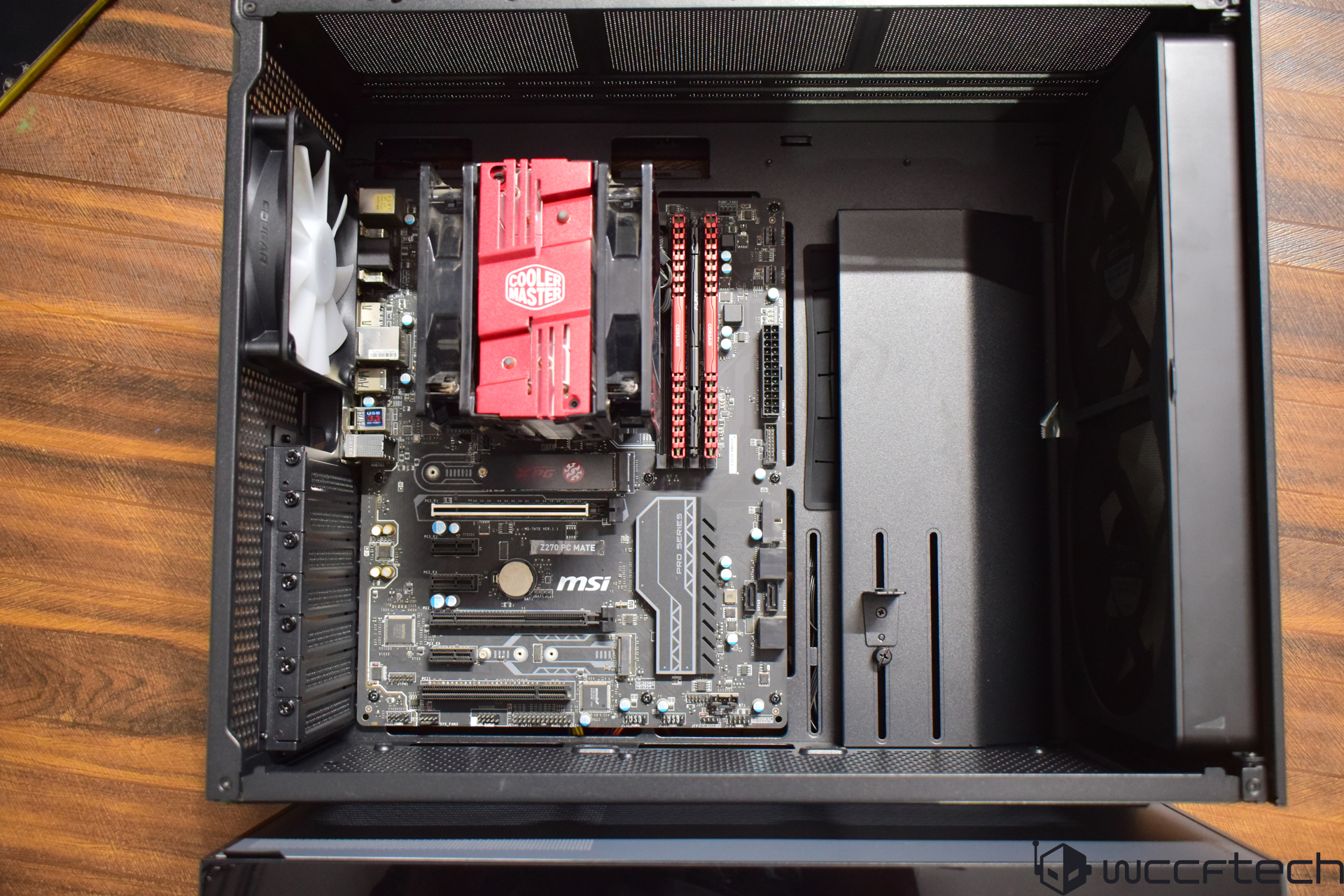 Μια μητρική πλακέτα MSI Z270 PC MATE τοποθετημένη σε θήκη υπολογιστή με ψυγείο Cooler Master CPU και διπλά κόκκινα στικάκια RAM από την XPG.