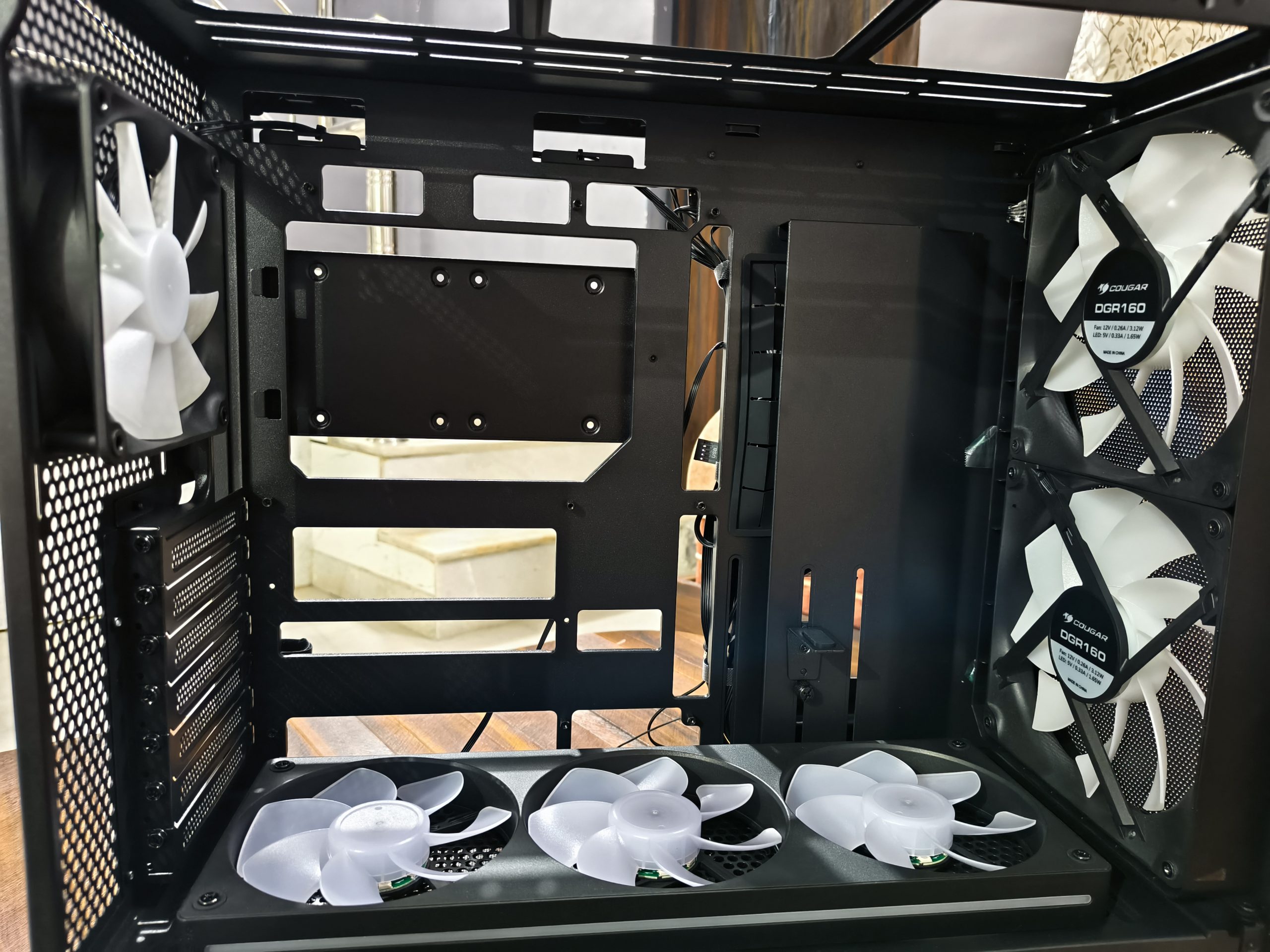 Η εικόνα δείχνει το εσωτερικό μιας θήκης υπολογιστή Cougar εξοπλισμένη με πολλαπλούς ανεμιστήρες ψύξης Cougar DGR160.