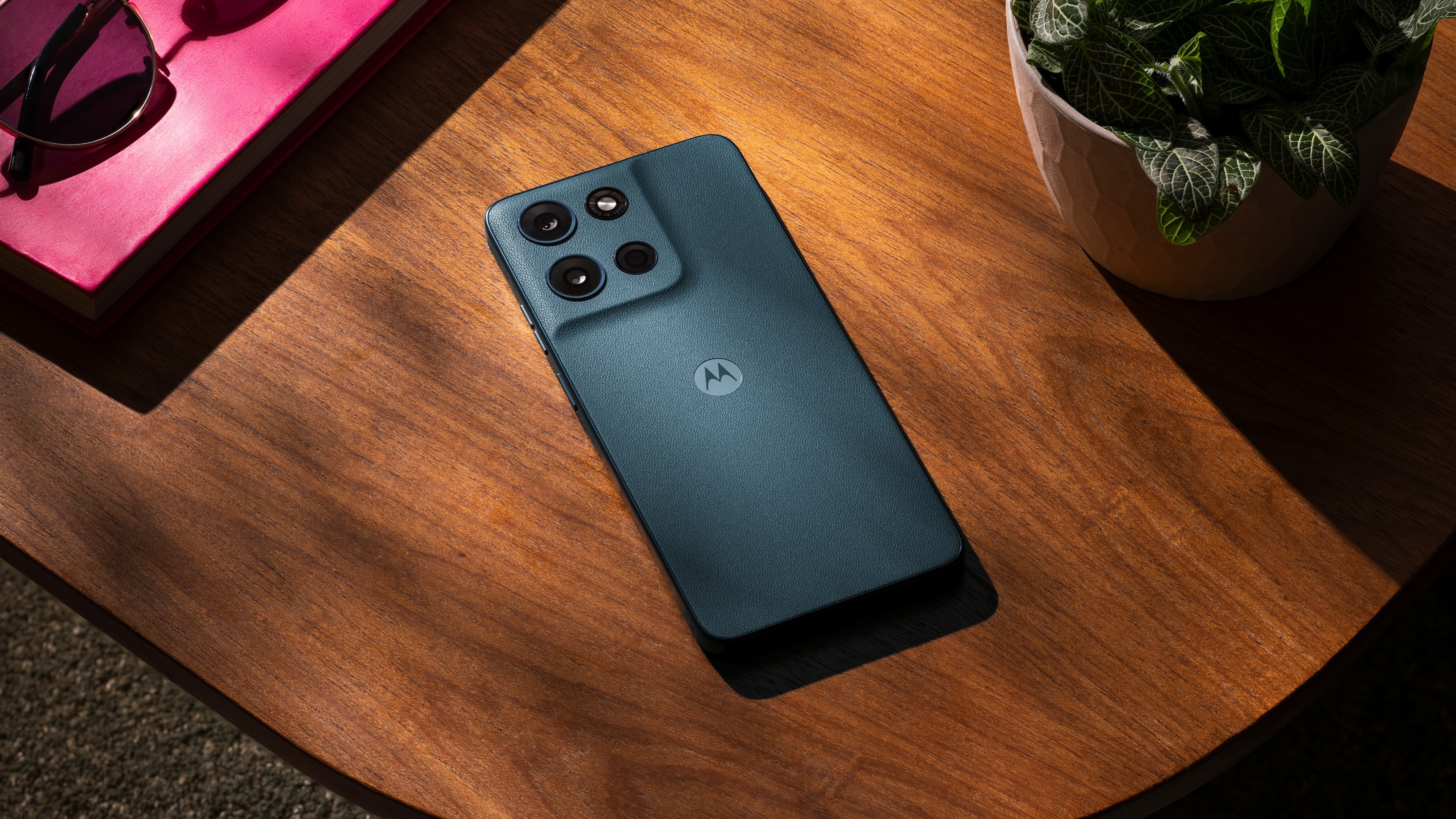 Moto G Play 2026 σε ξύλινη επιφάνεια