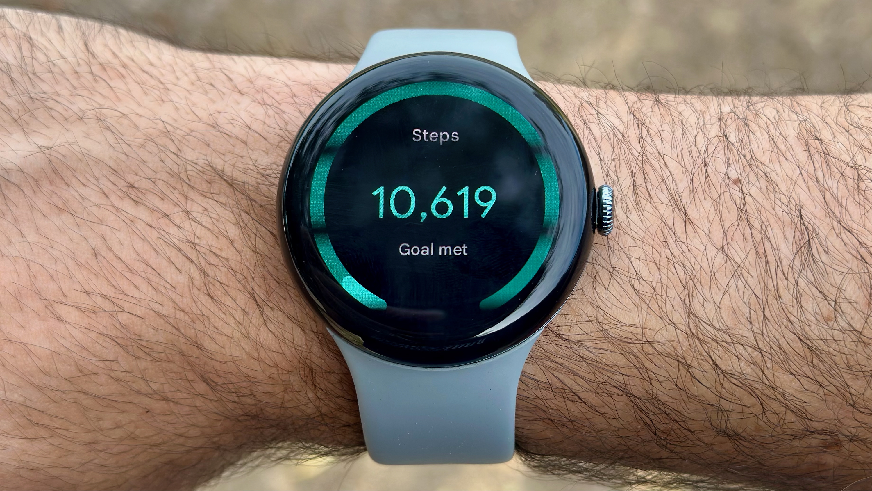 Το Google Pixel Watch 3 στον καρπό που δείχνει το πλακίδιο Steps, με 10.619 βήματα (Ο στόχος επιτεύχθηκε)