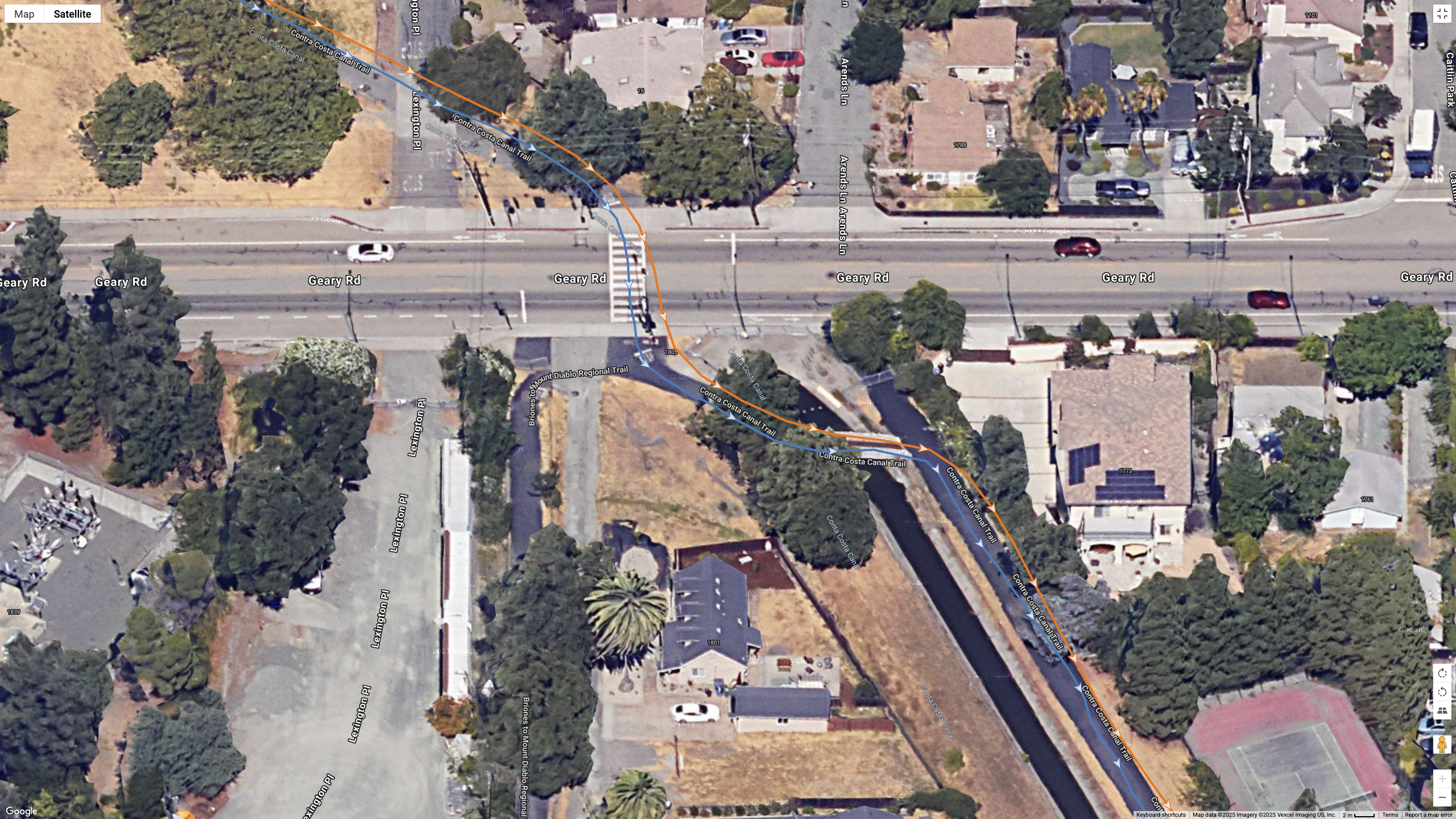 Μια δορυφορική εικόνα των Χαρτών Google που δείχνει πώς το COROS PACE 4 (πορτοκαλί γραμμή) συγκρίνεται με το Garmin Forerunner 970 (μπλε γραμμή) για ακρίβεια GPS διπλής συχνότητας για μια προαστιακή διαδρομή.