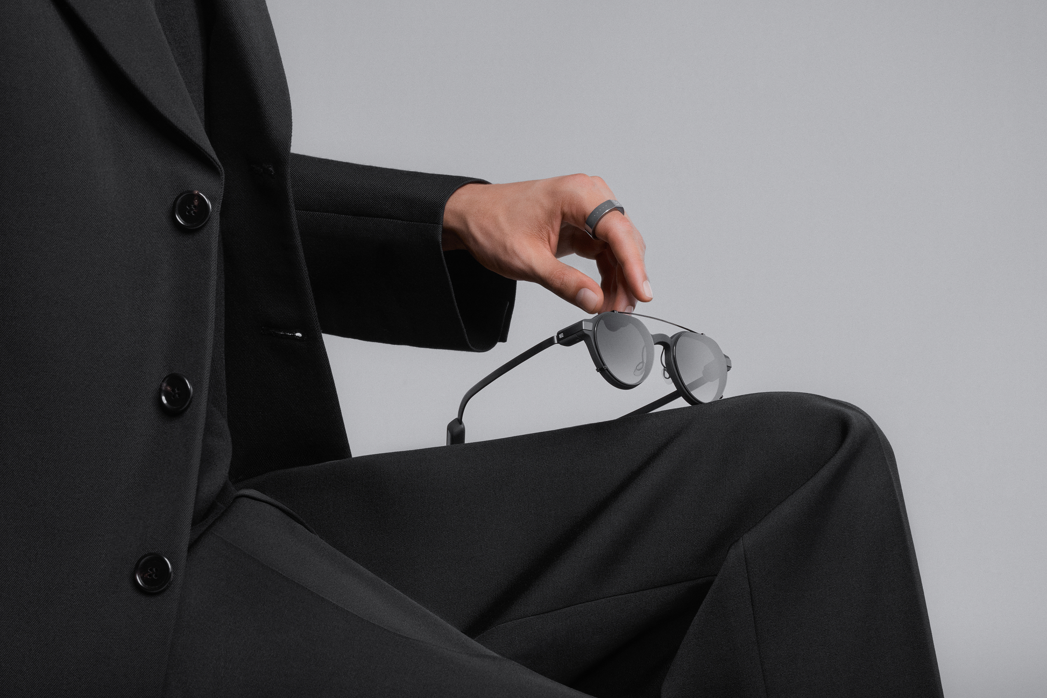 Ακόμη και τα έξυπνα γυαλιά G2 και το R1 κουδουνίζουν σε έναν γύρο