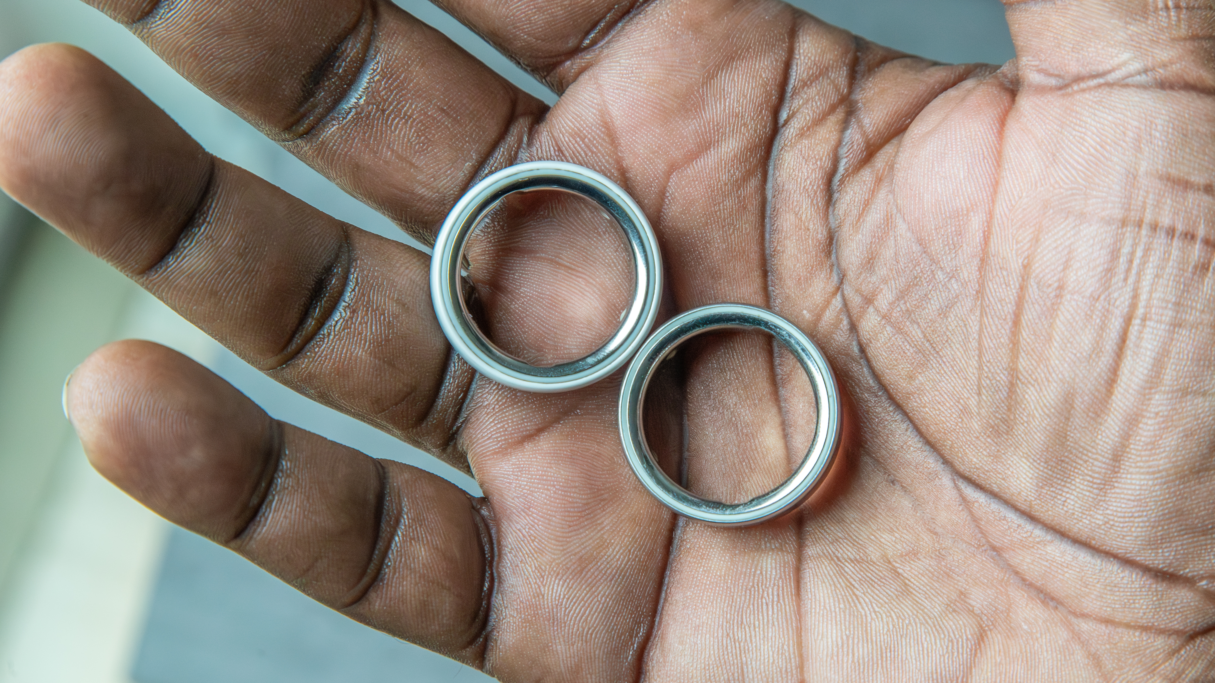 Oura Ring 4 Ceramic και το Oura Ring 4 στο χέρι