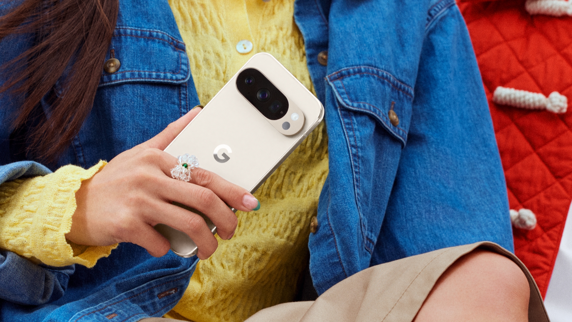 Κάποιος που κρατά το Pixel 10 Pro