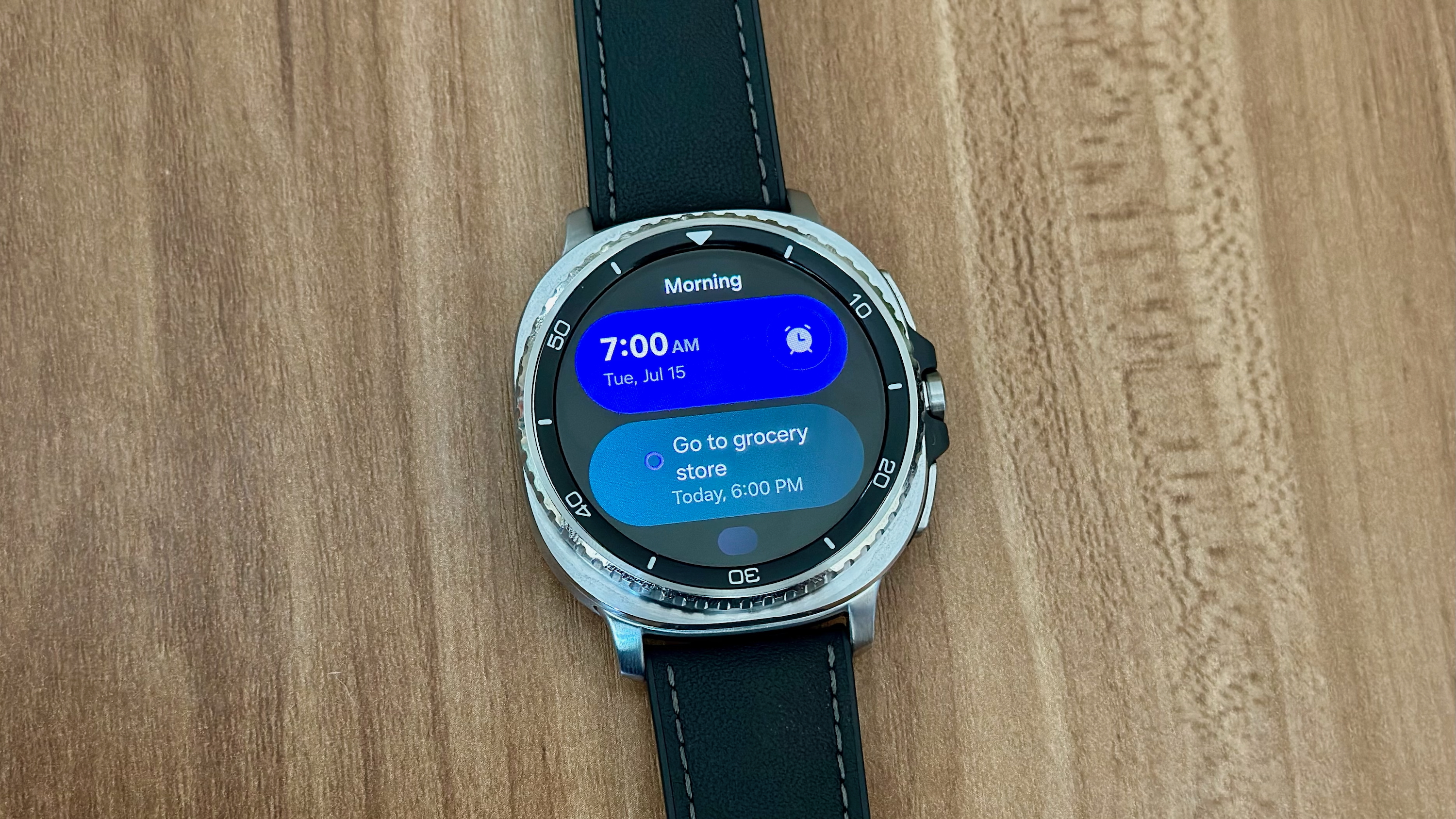 Ένα έθιμο "Πρωί" Το πλακίδιο στο Samsung Galaxy Watch 8 Classic εμφανίζει πληροφορίες συναγερμού και υπενθύμισης