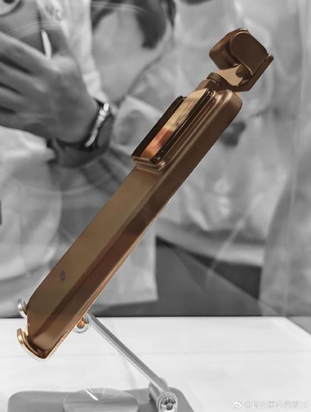 Το Honor Robot Phone σε μαύρο από το πλάι, που δείχνει τη μάλλον παχιά μπάρα κάμερας που ταιριάζει στην αναδιπλούμενη κάμερα.