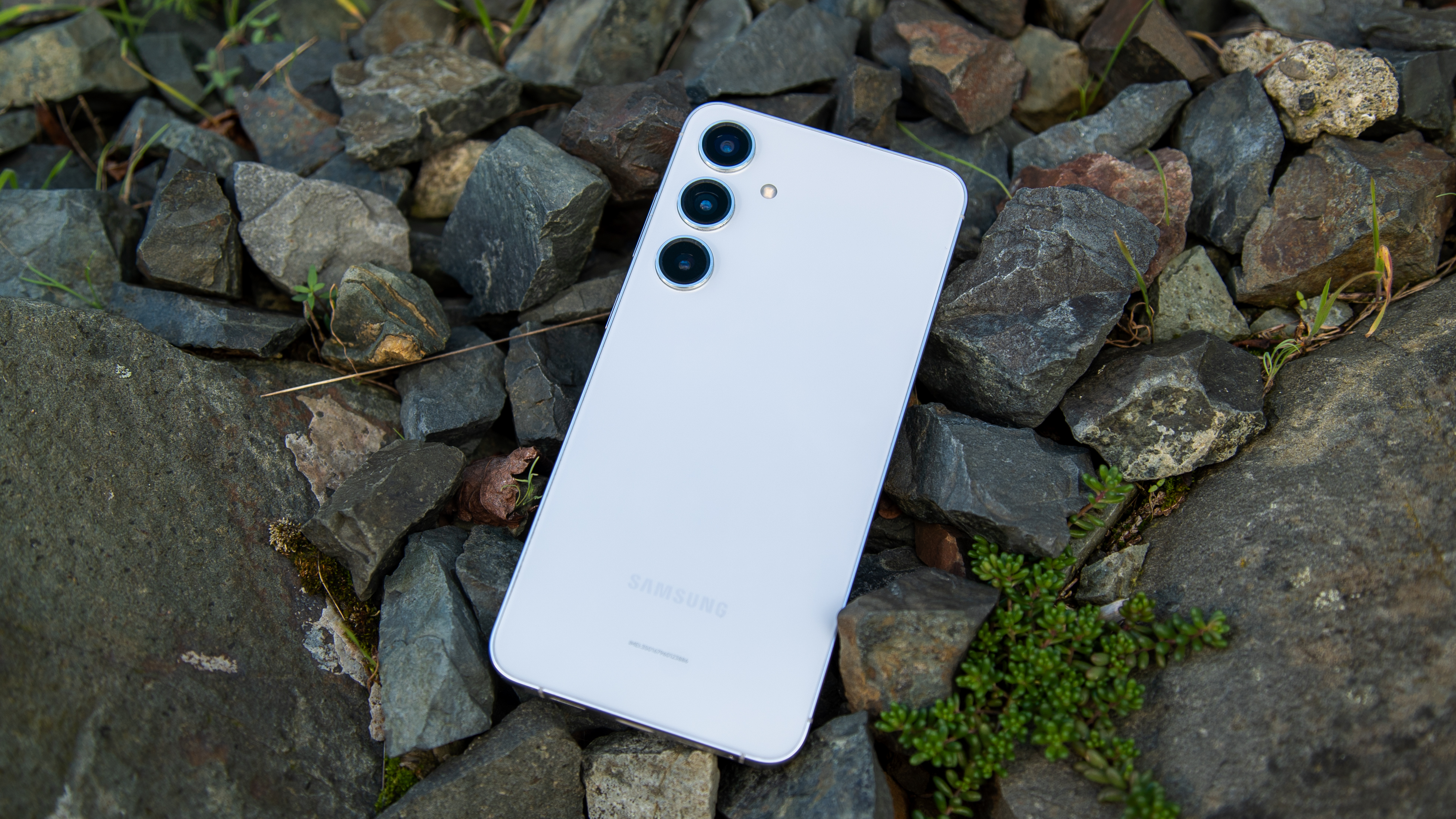 Το Galaxy S24 Plus ξαπλωμένο μπρούμυτα σε βράχους