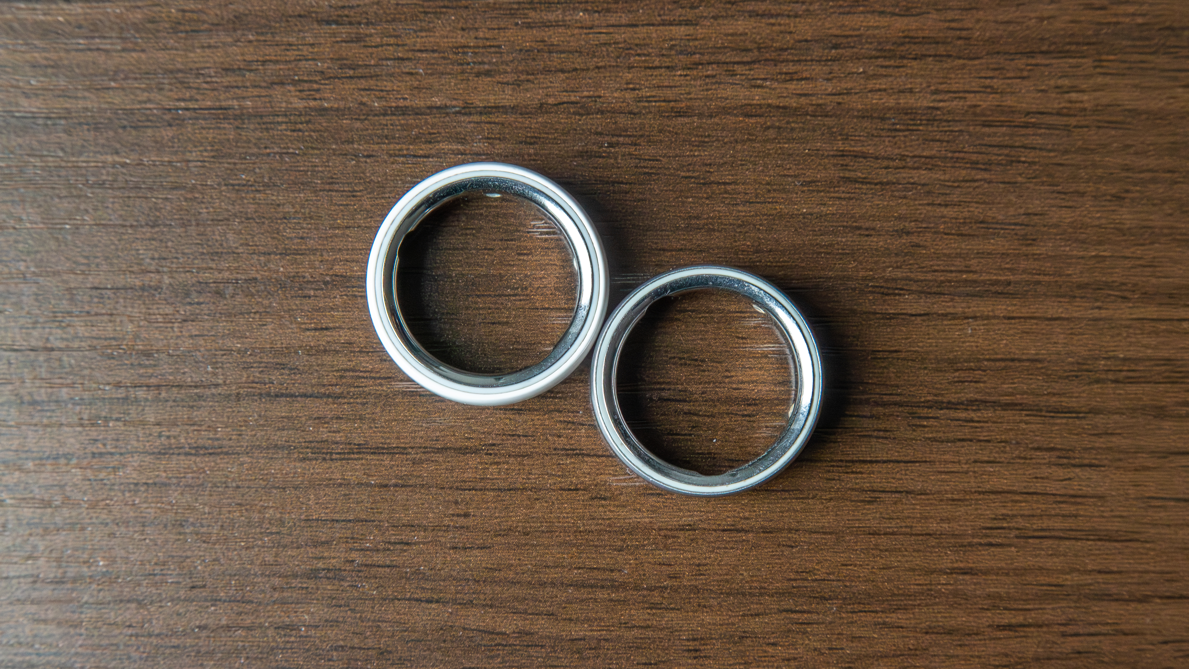 Oura Ring 4 Ceramic δίπλα στο Oura Ring 4