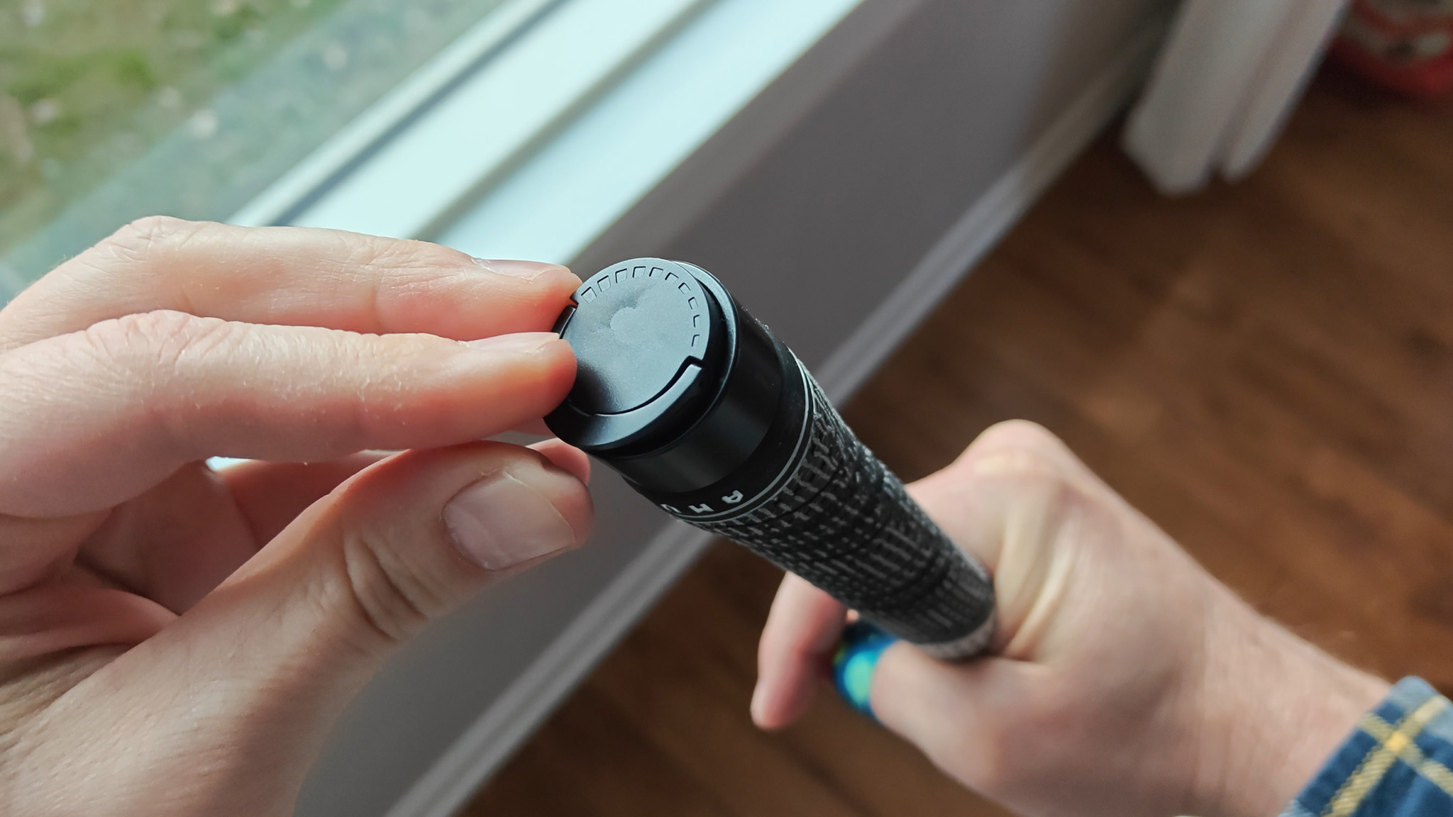 Πώς να ρυθμίσετε τη δύναμη που απαιτείται για την ενεργοποίηση του μηχανισμού στο αξεσουάρ απτικής ράβδου γκολφ AMVR για Meta Quest 3 και 3S