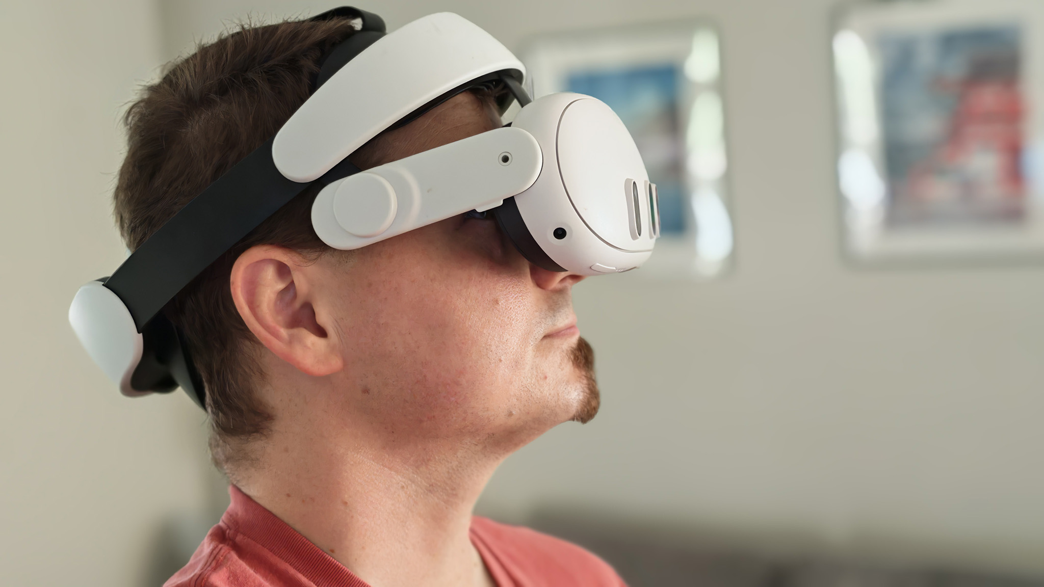 Φορώντας ένα Meta Quest 3 με λουράκι κεφαλής Kiwi Design halo και χωρίς διεπαφή προσώπου