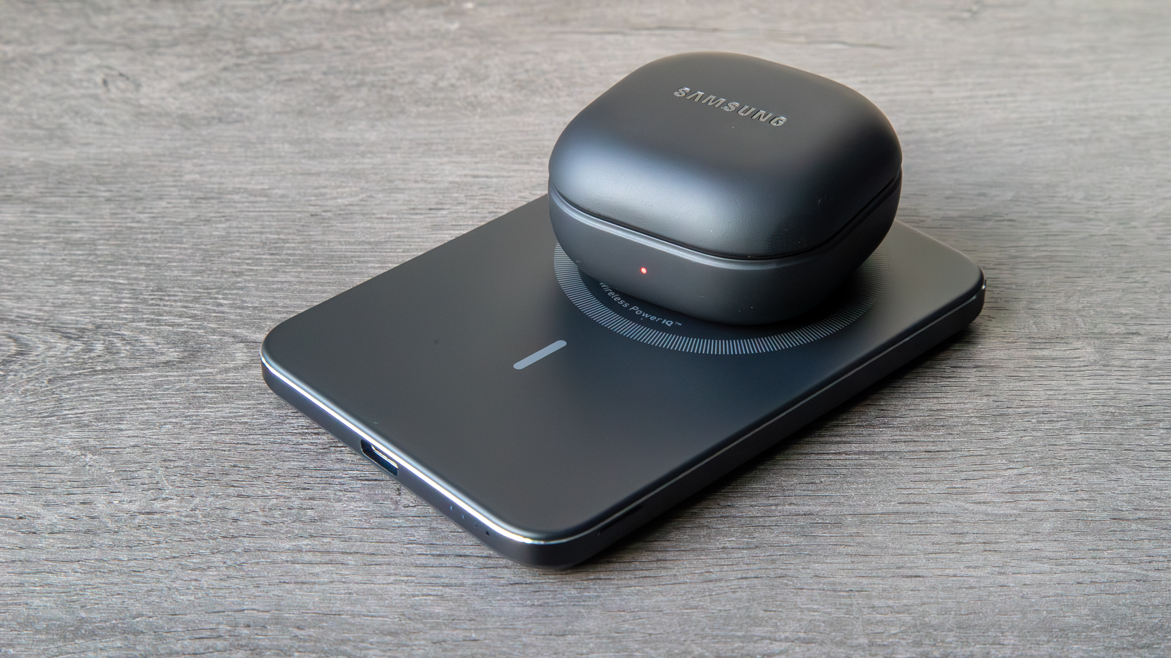 Το Anker MagGo Power Bank 5K φορτίζει το Galaxy Buds 2 Pro