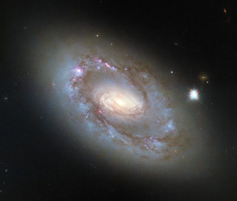 Αυτός ο παράξενος σπειροειδής γαλαξίας κρύβει μια τεράστια μαύρη τρύπα