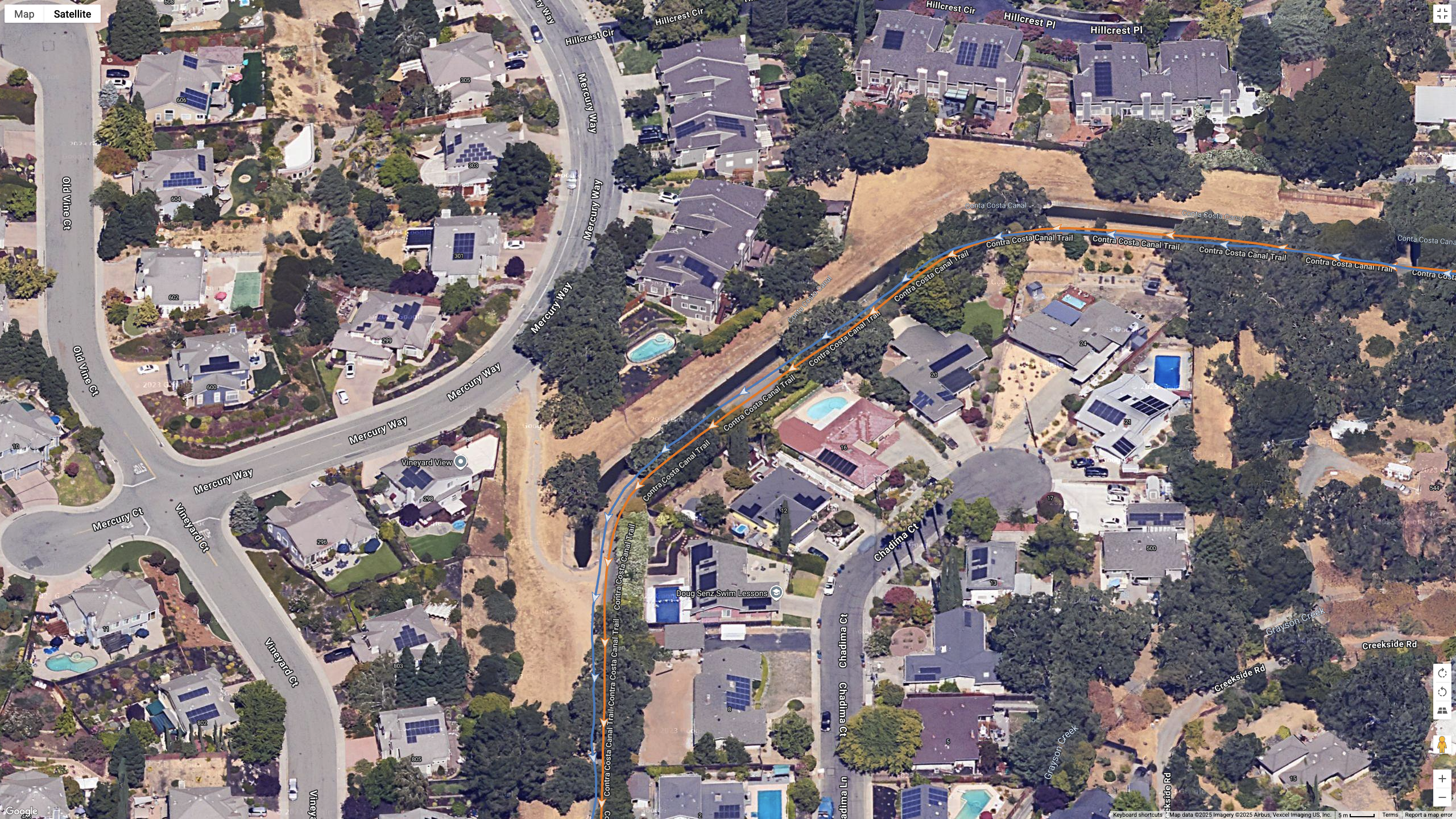 Μια δορυφορική εικόνα των Χαρτών Google που δείχνει πώς το COROS PACE 4 (πορτοκαλί γραμμή) συγκρίνεται με το Garmin Forerunner 970 (μπλε γραμμή) για ακρίβεια GPS διπλής συχνότητας για μια προαστιακή διαδρομή.