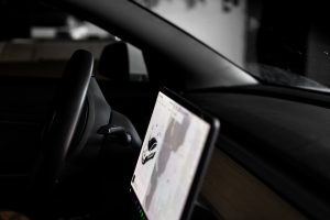 Η Tesla φέρεται να δοκιμάζει την ενσωμάτωση Apple CarPlay