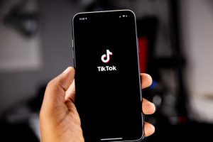 Μπορείτε επιτέλους να πείτε στην TikTok να σταματήσει να σας δείχνει ψεύτικα βίντεο με τεχνητή νοημοσύνη