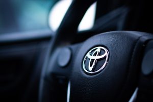 Η Toyota διπλασιάζει τα υβριδικά καθώς ο κλάδος επικρατεί στα καθαρά ηλεκτρικά