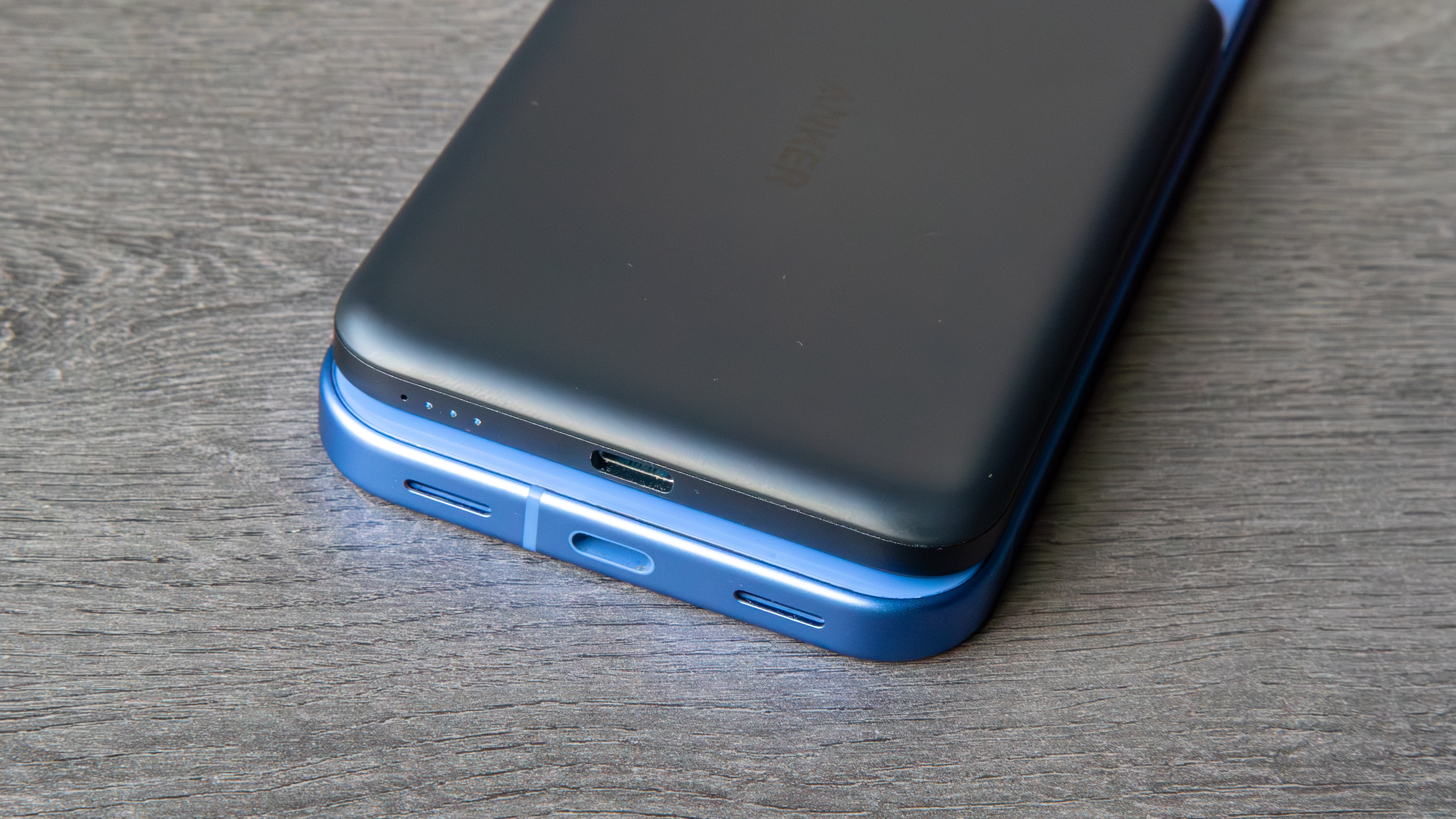 Οι θύρες φόρτισης Anker MagGo Power Bank 5K και Pixel 10 USB-C