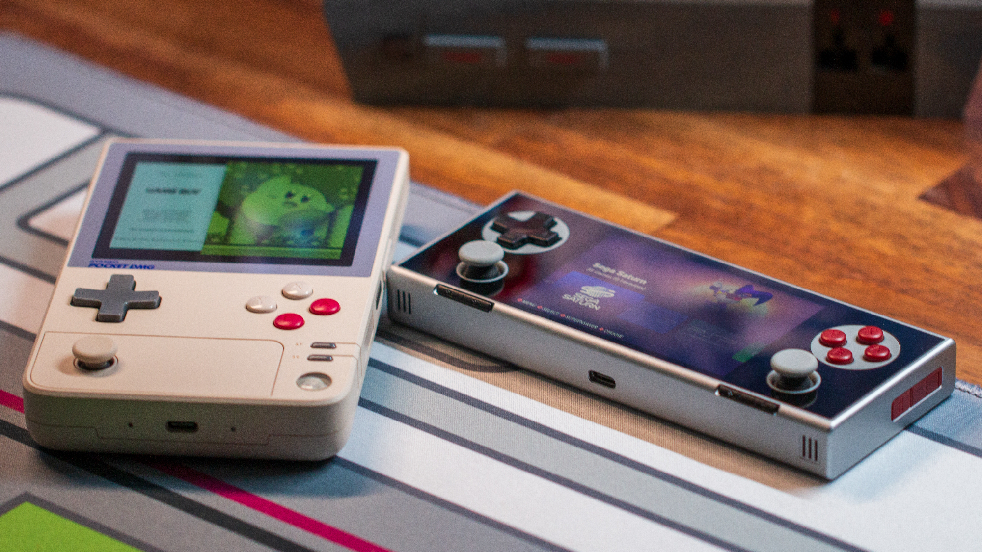 Γωνιακή όψη του AYANEO Pocket Micro και του AYANEO Pocket DMG