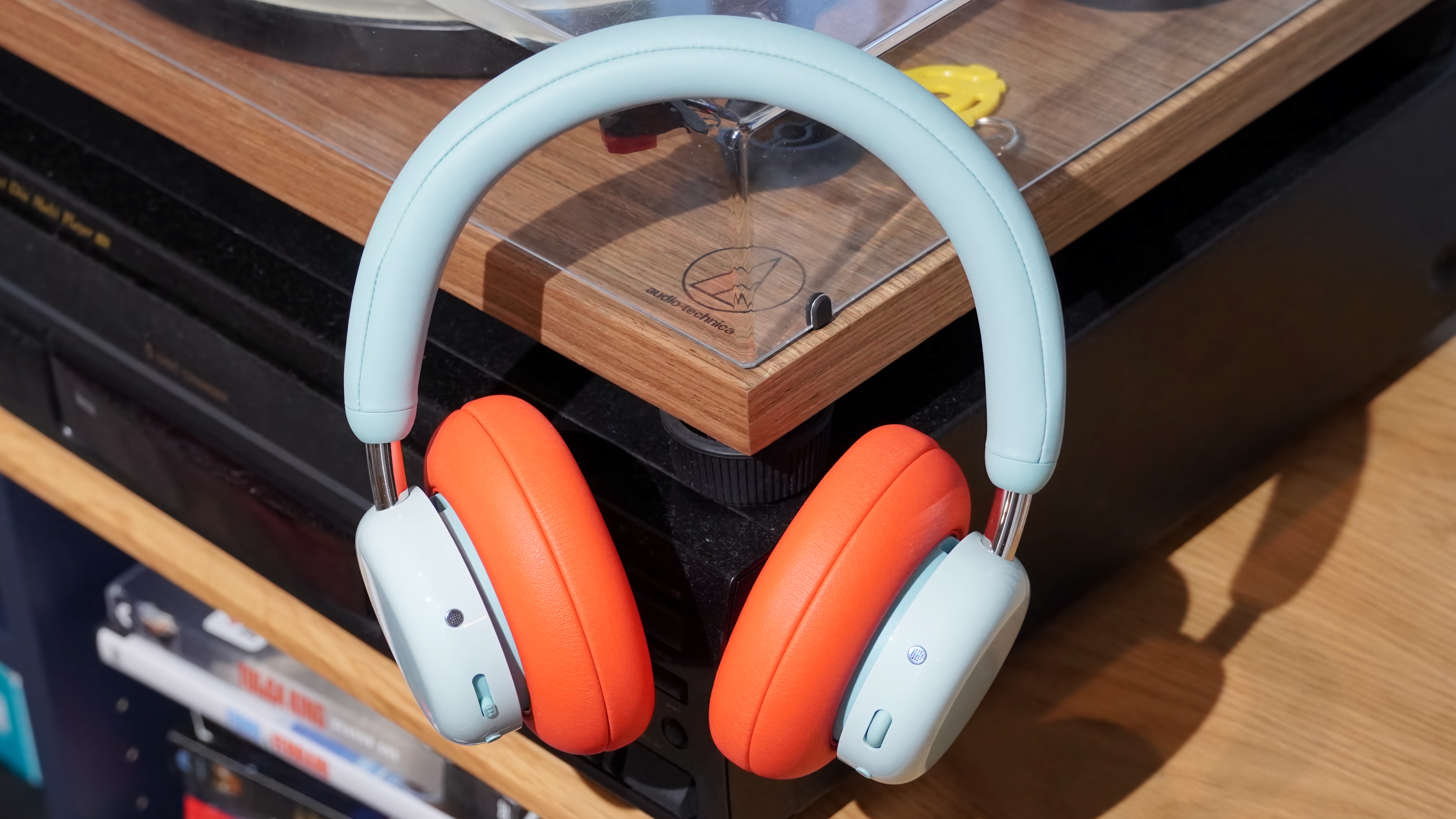 Το CMF Headphone Pro σε μπλε χρώμα με εναλλάξιμα μαξιλάρια αυτιών.