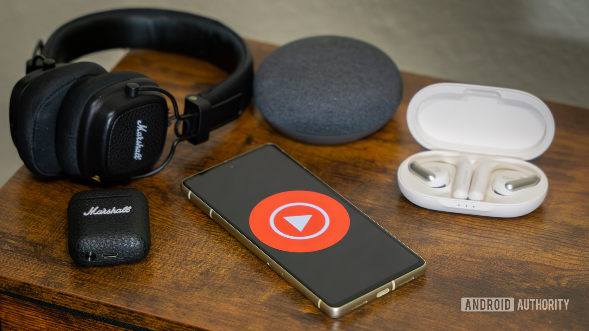 Λογότυπο YouTube Music σε smartphone, δίπλα σε ακουστικά και Nest Mini (1) Λογότυπο YouTube Music σε smartphone, δίπλα σε ακουστικά και Nest Mini (1)